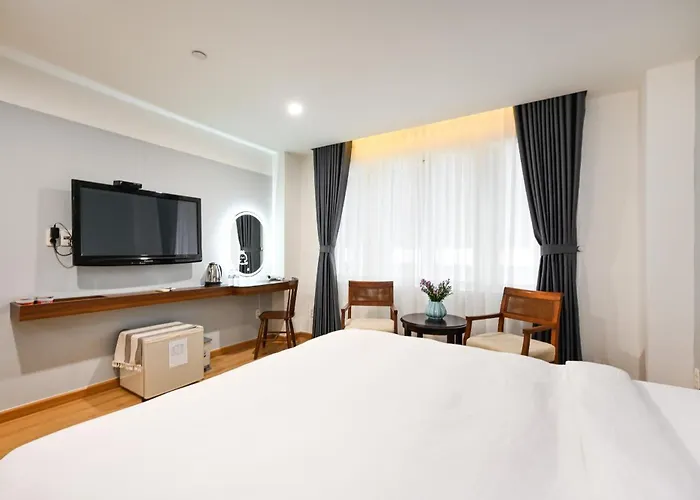 Pearl Central Hotel- Near Nguyen Hue Street